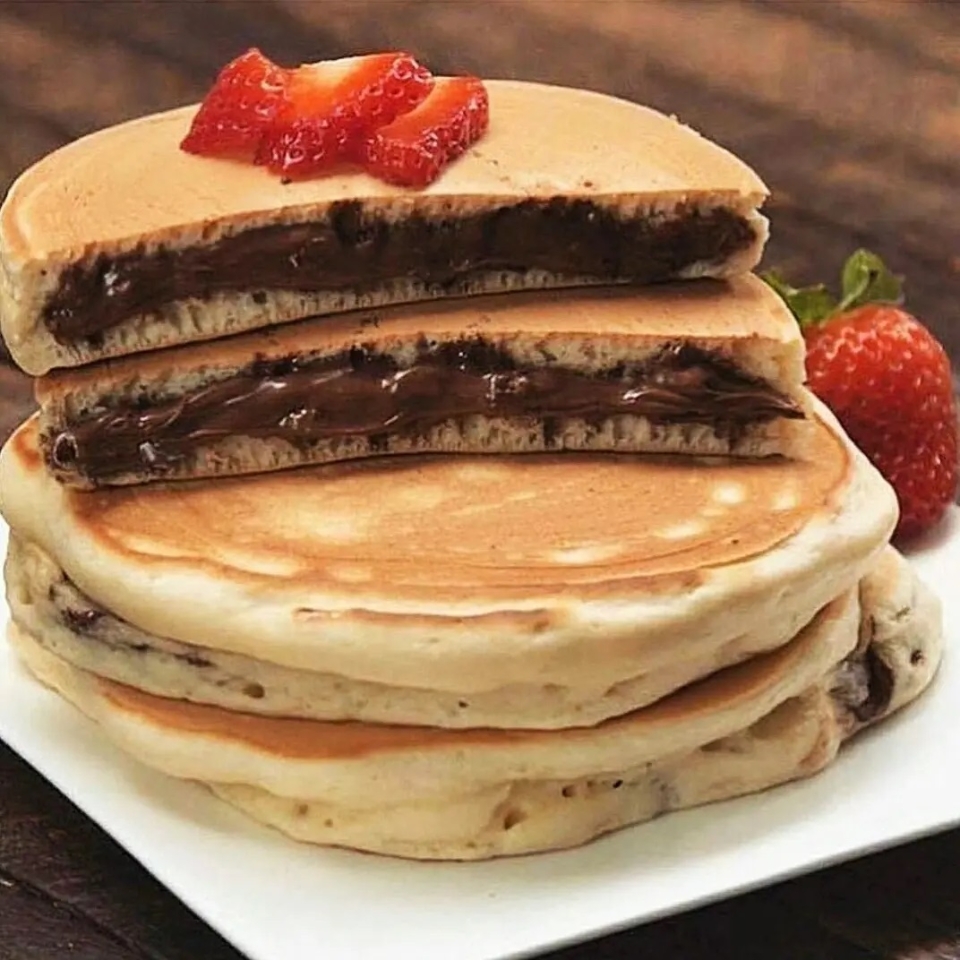 Para empezar este miércoles con fuerza💪 ¡Buenos días! ¿A quién le apetece que le hagan un desayuno así?🍫🍓 . . . #breakfasttime #breakfastideas #tortitas #pancakes #buenosdías #goodmoments #tumomento #despierta #delicious #yummy #felizmiercoles #happy #disfrutar #santfeliudellobregat #santvicençdelshorts #molinsderei #martorell #sabadellcentre #bcncity #baixllobregatcomerç