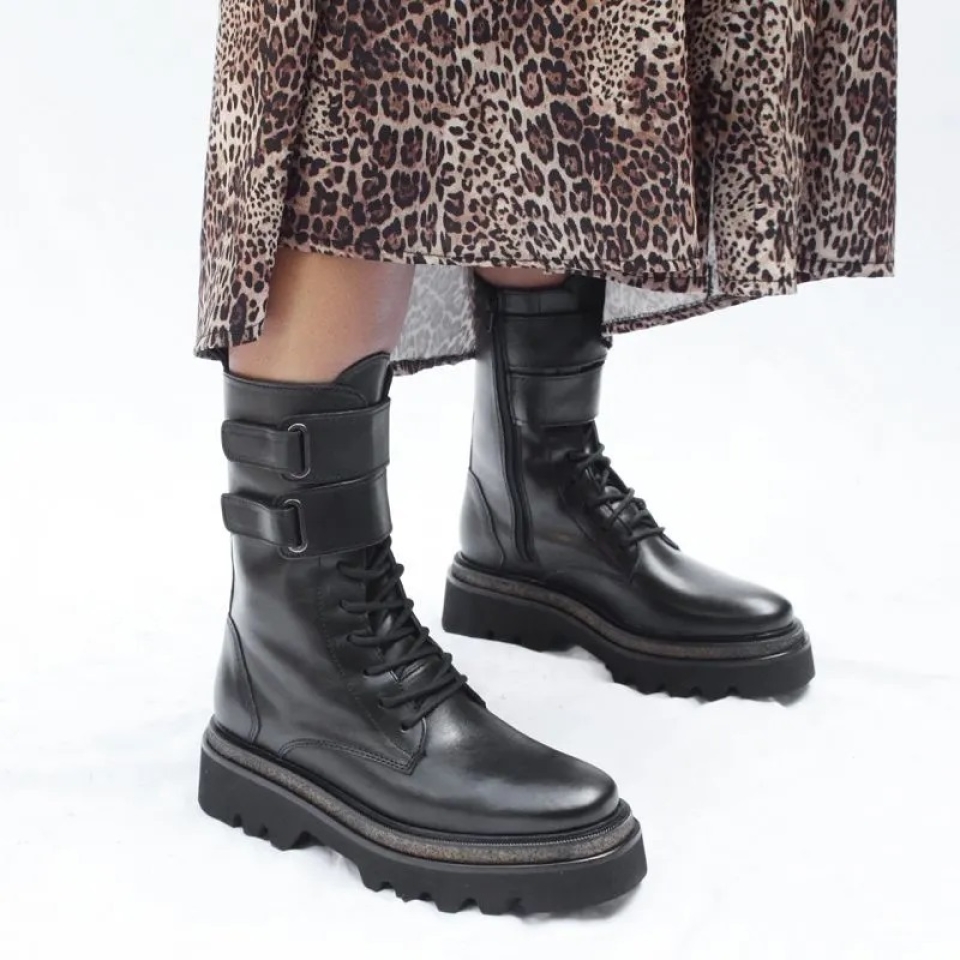 Este invierno seguimos con los botines con cordones. Encuentra todas las opciones en nuestras tiendas o web. . . . . . . . #AW21 #newseason #nuevacoleccion #botines #bota #cordones #leopardo #animalprint #suelatrack #negro #style #notelopierdas #faldas #molinsderei #sabadell #santfeliudellobregat #martorell #santvicençdelshorts #bcn #baixllobregatcomerç
