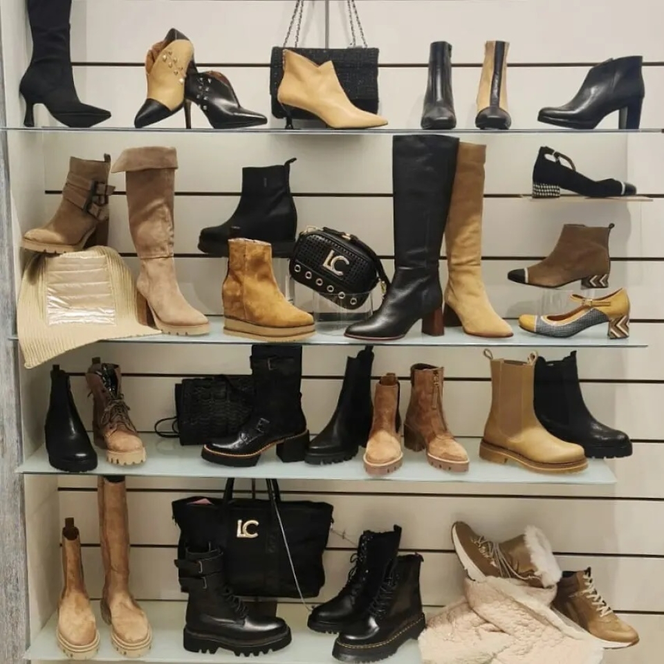 ¡Es tiempo de nuevos comienzos! Colección AW 21/22 ya disponible en nuestras tiendas. Pensada y creada para ti. 🤎 🔍 Munne1941.com . . #NuevaColeccion #AW21 #tendencia #shoes #bota #botin #botines #botacordones #botintacon #plataforma #suelatrack #track #molinsderei #santfeliu #santvicenç #martorell #sabadell #piel #influencers #escaparates #musthave #bcn #tiendas #ganasdenovedades #ante #botinante #piel #notequedessineltuyo