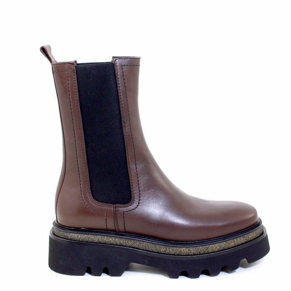 Nos vamos acercando al Otoño, la mejor temporada para lucir esos tonos cálidos como el marron.🍂 ¿Quién tiene ya ganas? 😊 📲🛍Munne1941.com . . #NuevaColeccion #AW21 #tendencia #shoes #bota #botin #botines #alpe #botacordones #botintacon #plataforma #suelatrack #track #molinsderei #santfeliu #santvicenç #martorell #sabadell #piel #influencers #escaparates #musthave #bcn #tiendas #ganasdenovedades #ante #botinante #piel #notequedessineltuyo
