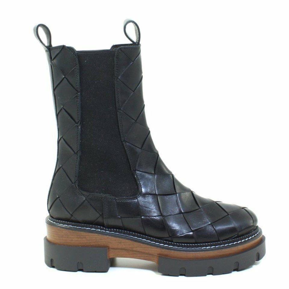 ❤Trascender y ser objeto de deseo forman parte de la esencia de esta nueva colección. ¿Qué os parece esta joya? 📲🛍Munne1941.com . . #NuevaColeccion #AW21 #tendencia #shoes #bota #botin #botines #ponsquintana #trenzado #plataforma #suelatrack #track #molinsderei #santfeliu #santvicenç #martorell #sabadell #piel #influencers #escaparates #musthave #bcn #tiendas #ganasdenovedades #ante #botinante #piel #notequedessineltuyo