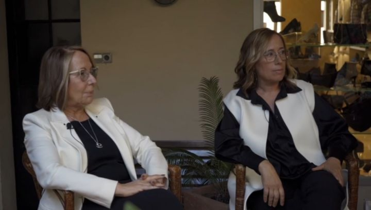 👉@elsnuvols // En aquest segon capítol de Bellesa a l'aire tenim el plaer de parlar amb l'Assumpció Munné i la Silvia Alberti, propietàries de la sabateria @munne1941, que des del 1941 i fins el dia d'avui sumen 6 botigues al Baix Llobregat i Vallès Occidental‼️ Són tot un referent en el món empresarial vicentí i un referent també com a dones! Ens expliquen com va començar tot, anècdotes de la botiga, tendències per les pròximes temporades... No t'ho perdis! Entra al canal de YouTube ELS NUVOLS i mira l'entrevista sencera!