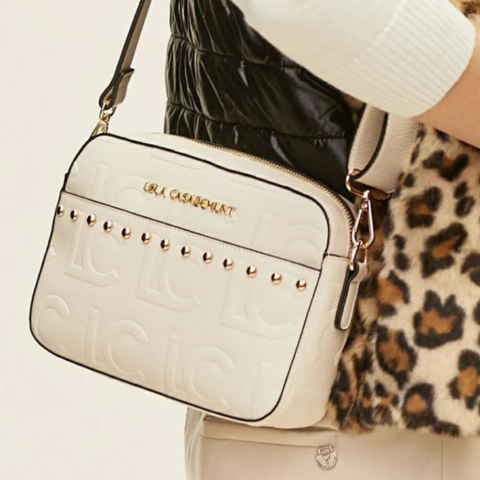 🙌¡¡Súmate a la tendencia de los bolsos multilogo!! Feliz sábado ☀️ 📲🛍 Munne1941.com . . #AW21 #newseason #nuevacoleccion #bolso #bolsomultilogo #multilogo #lolacasademunt #tachas #hielo #crudo #style influencer #notelopierdas #fashion #molinsderei #sabadell #santfeliudellobregat #martorell #madrid #santvicençdelshorts #bcn #baixllobregatcomerç