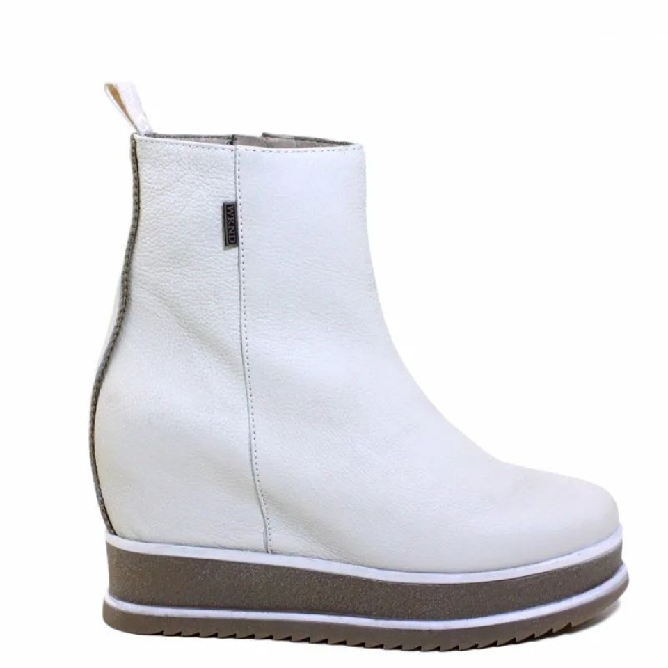 Que maravilla tener botines de cuña que combinan con todo, como nuestro modelo SOFÍA ⚡ 📲🛍Munne1941.com . . #NuevaColeccion #AW21 #tendencia #shoes #botinblanco #botincuña #botin #botines #plataforma #cuña #molinsderei #santfeliu #santvicenç #martorell #gava #stboi #sabadell #barcelona #madrid #piel #influencers #escaparates #musthave #bcn #tiendas #ganasdenovedades #piel #notequedessineltuyo