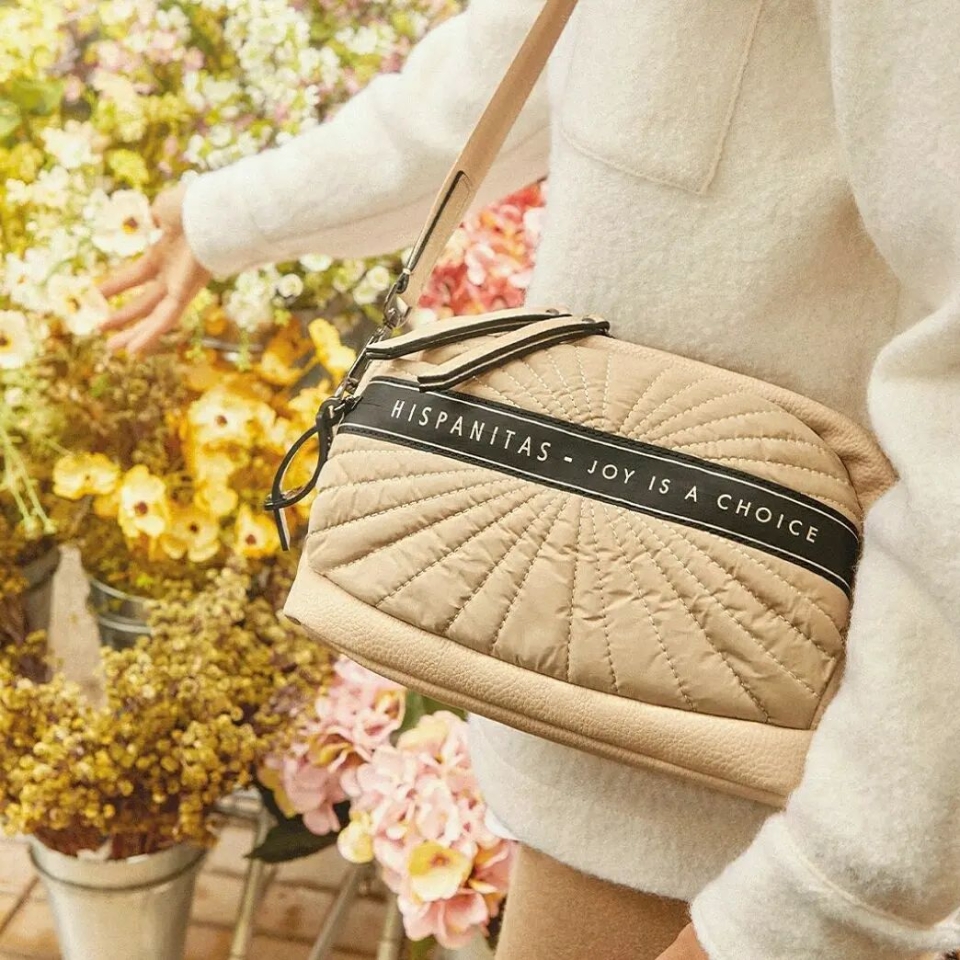 Hoy te presentamos una bandoleras en diseño acolchado y con un precioso tono vainilla. ¿Qué te parece? 🤎 . . #AW21 #newseason #nuevacoleccion #bolso #bolsoacolchado #acolchado #hispanitas #vainilla #crudo #style #influencer #notelopierdas #fashion #molinsderei #sabadell #santfeliudellobregat #martorell #madrid #santvicençdelshorts #bcn #baixllobregatcomerç