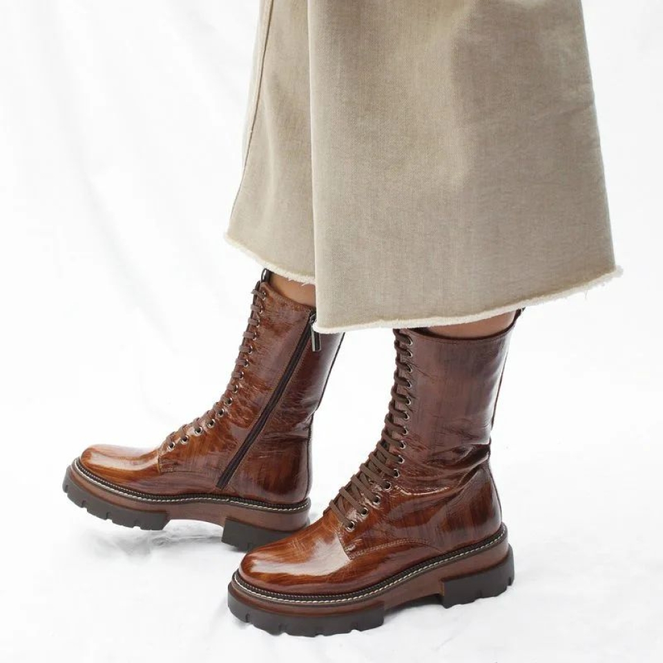 💫No existe nada más libertador que vivir al máximo cada segundo. ¡¡Botines que evocan estilo!! 📲🛍Munne1941.com . . #AW21 #newseason #nuevacoleccion #botines #bota #cordones #pontsquintana #florentic #charol #suelatrack #marrom #style #influencer #notelopierdas #fashion #molinsderei #sabadell #santfeliudellobregat #martorell #madrid #santvicençdelshorts #bcn #baixllobregatcomerç