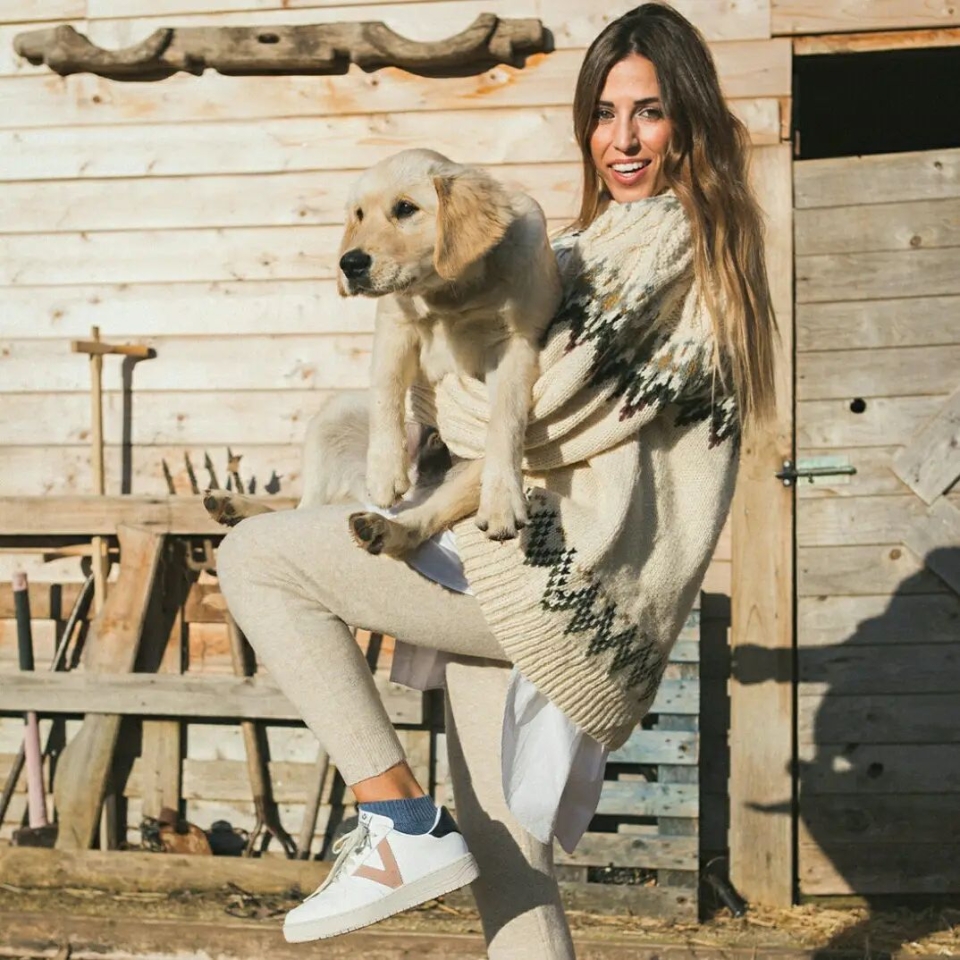 Los días con sol alegran el alma!! 🥰 y que mejor que disfrutarlo haciendo planes fantásticos con unas súper retro tenis👟¡¡!! . . #NuevaColeccion #AW21 #tendencia #shoes #deportivas #sneaker #victoria #v #plataforma #molinsderei #santfeliu #santvicenç #madrid #barcelona #martorell #sabadell #piel #influencers #escaparates #musthave #bcn #tiendas #ganasdenovedades #ante #piel #notequedessineltuyo