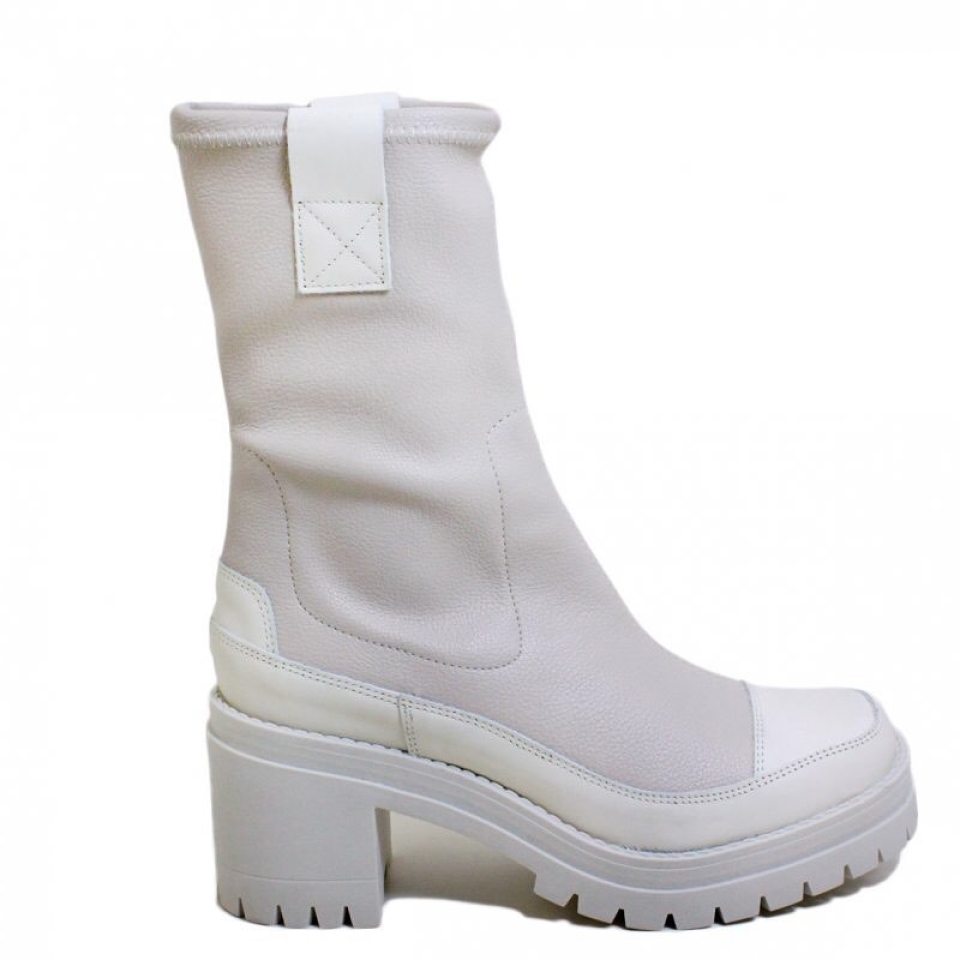 ¡¡Los botines con suela track!!😍 Esta nueva tendencia viene para quedarse y nosotras solo podemos imaginarnos miles de looks con ellos 💁🏼 ¿Os pasa también a vosotras? ☺️ 🤪🤣 . . #shoes #zapatos #shoesaddict #molinsderei #santvicençdelshorts #santfeliudellobregat #sabadellcentre #martorelles #bcn
