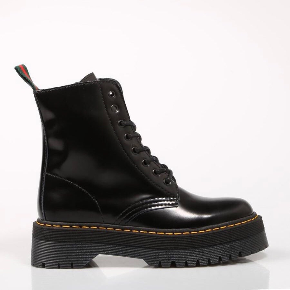 ¿No sabes qué regalarle?🤷🎁 Con estos botines 🔝 seguro que aciertas…🤩 No te quedes sin ellos🏃‍♀️ . . #AW21 #tendencia #botines #martens #zapatos #shoes #shoeaddicted #alpe#momentos #lifestyle #idearegalo #regalo #navidad #amigoinvisible #molinsderei #santfeliu #santvicenç #martorell #sabadell #barcelona #madrid #piel #influencers #escaparates #musthave #bcn #tiendas