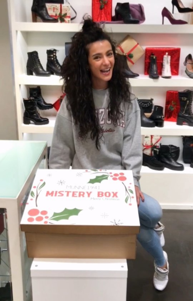 🎄SÚPER SORTEO MISTERY BOX 🎄 Estamos muy contentas de como nos soys fieles así que hemos decidido hacer un súper sorteo. Dentro de esta misteriosa caja se encuentran varios artículos PRECIOSOS de Munne1941. 🔥Todos ellos suman la cantidad de 200€. ‼️ALUCINA‼️ Para participar: 1. Síguenos. 2. Dale like a esta publicación ❤. 3. Molesta a tus amigas mencionándolas en comentarios.🤭 ⚡ Comparte esta publicación en tus historias porqué vale doble⚡ ( Si tienes privado tu perfil, mándanos una captura DE TU HISTORI) SORTEO ACTIVO HASTA EL 22 DE DICIEMBRE A LAS 23:59H ☘Mucha suerte☘ . ⚠️Si recibes un mensaje directo diciéndote que has ganado el sorteo: 1. Asegúrate que es nuestra cuenta oficial @munne1941. 2. No hagas click en ningún enlace. #sorteo #sorteomisterybox #concurso #sorteoregalos #cajamisteriosa #cajaregalo #sorteonavidad #regalo #regalos #sorteos #sorteosorpresa