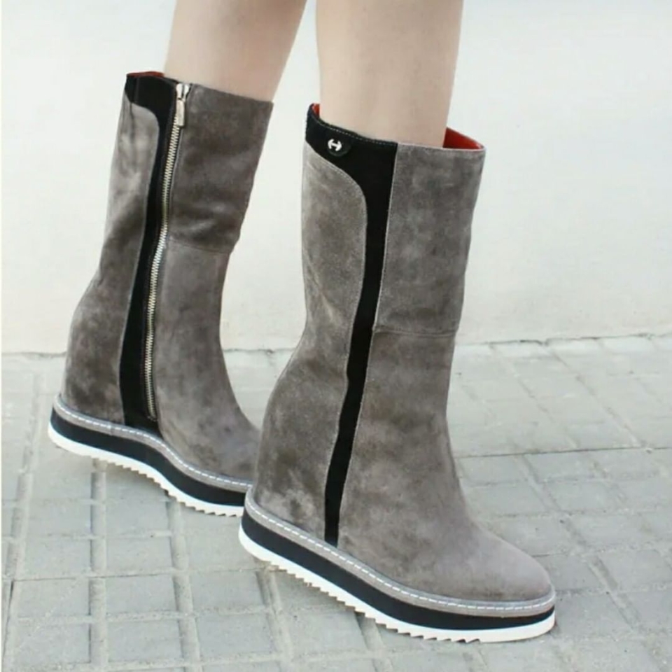 ¡SÚPER BOTAZA! 💥 El modelo Dei Poggi tiene que estar si o si en tu wishlist, y no es para menos, una bota de piel única. ¡¡Y de 2as REBAJAS!!❤️‍🔥 . . #rebajas #sales #descuentos #tendencia #shoes #botin #botines #bellevie #molinsderei #madrid #santfeliu #santvicenç #martorell #sabadell #piel #influencers #escaparates #musthave #bcn #tiendas #ganasdenovedades #ante