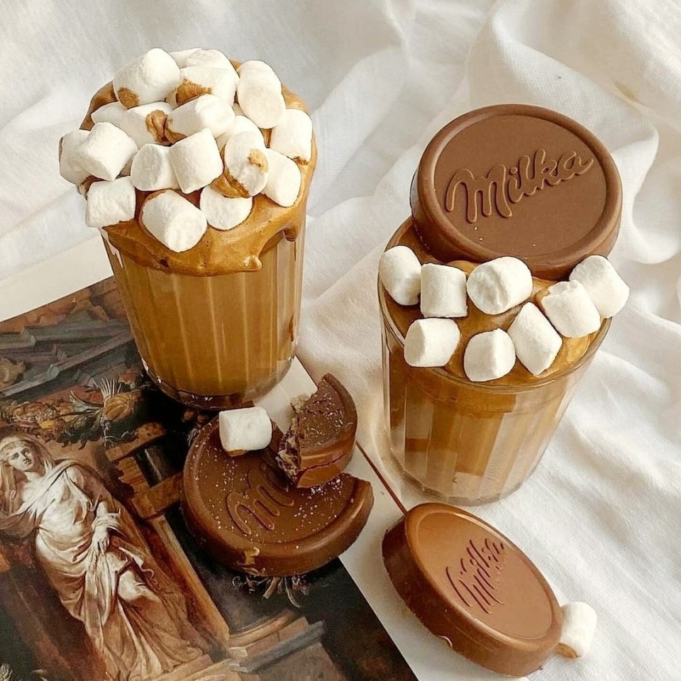 Para empezar este domingo con fuerza💪 ¡Buenos días! ¿A quién le apetece que le hagan un desayuno así?🍫🧁 . . . #breakfasttime #breakfastideas #batido #chocolate #milka #buenosdías #goodmoments #tumomento #despierta #delicious #yummy #felizmiercoles #happy #disfrutar #santfeliudellobregat #santvicençdelshorts #molinsderei #martorell # madrid #sabadellcentre #bcncity #baixllobregatcomerç #Barcelona