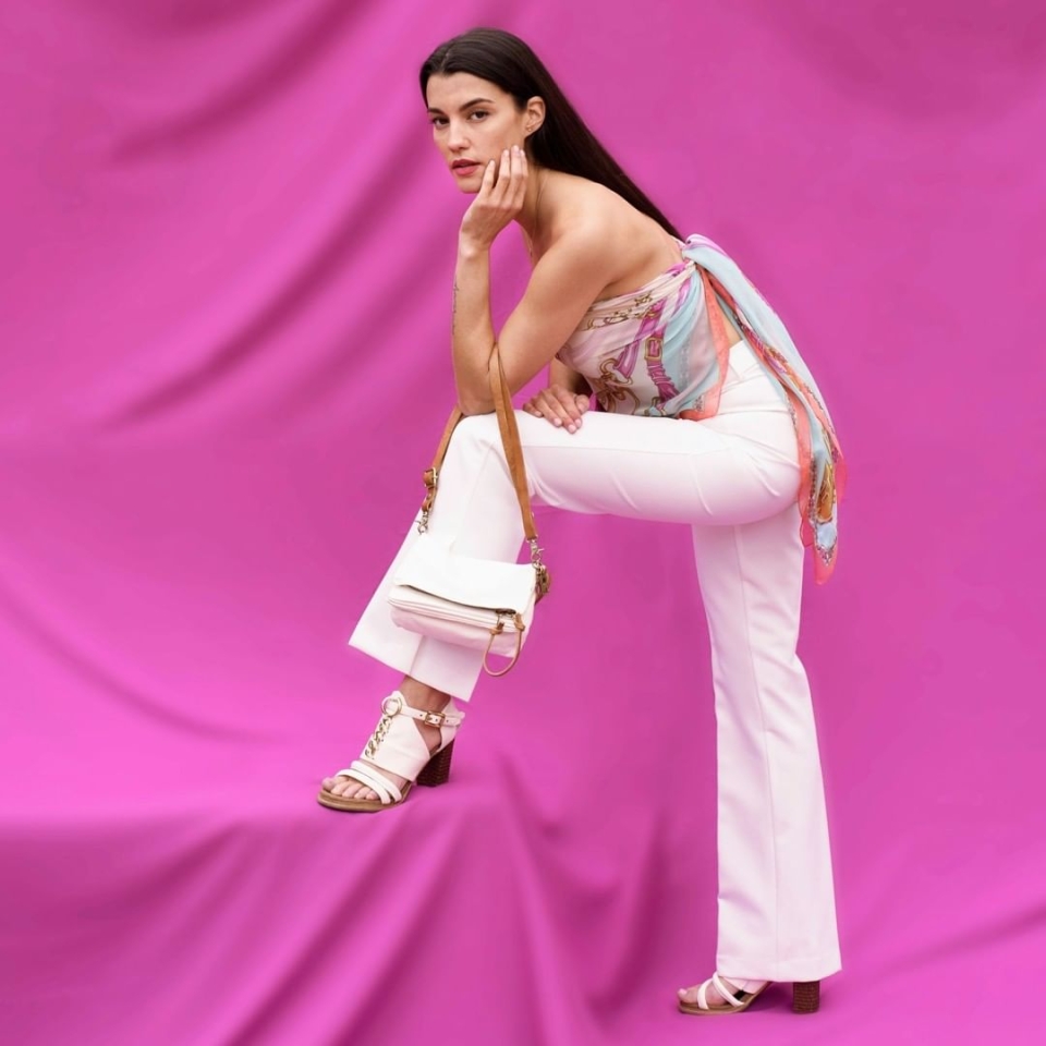 Si os encantan las desfiladas de moda, teneis una cita hoy viernes a las 20:00h en Molins de Rei. Vais a poder ver todas las novedades para esta primavera verano en calzado y ropa. Os esperanos allí! . El modelo Anahí, es una de las sandalias top de esta temporada