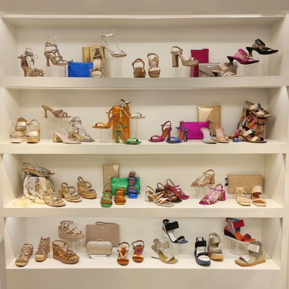 ✨️Esta colección representa una actitud a la vida, define y realza nuestro carácter. ¿Preparada para brillar?✨️ . . #NuevaColeccion #tendencia #shoes #sandaliastacon #tacones #sandalias #sandals #sandaliasfiesta #zapatosjoya #fiesta #zapatosboda #bbc #boda #molinsderei #santfeliu #santvicenç #martorell #✨ #sabadell #bcn #barcelona #madrid #tiendas #ganasdeverano