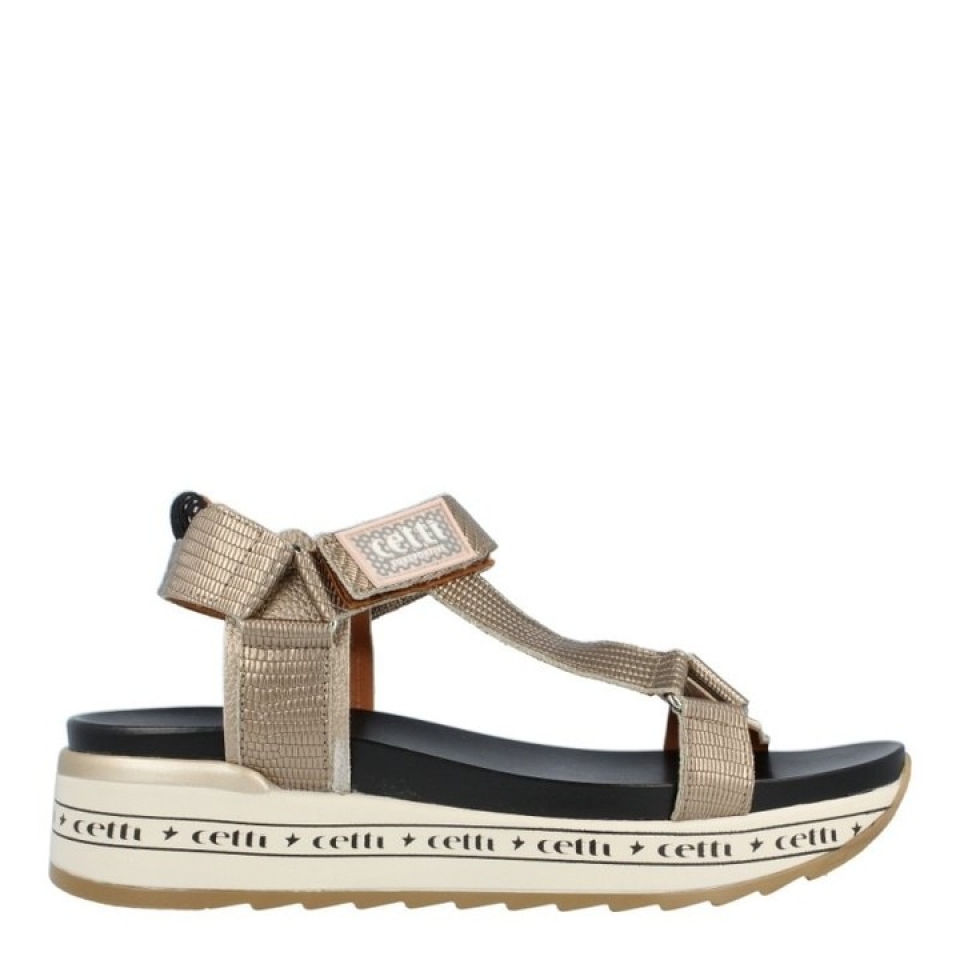 Esta sandalia metalizada es lo más y no nos cansaremos de decíroslo