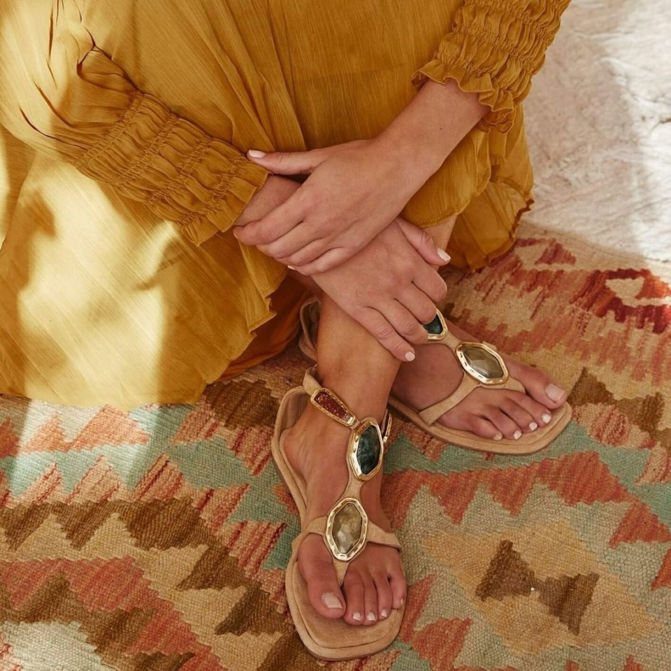 ¿Estás pensando ya en el verano? ☀ Cárgate de energía completando tus looks con nuestras sandalias másv eraniegas. ¡Haz click sobre la foto para descubrir todos los detalles!