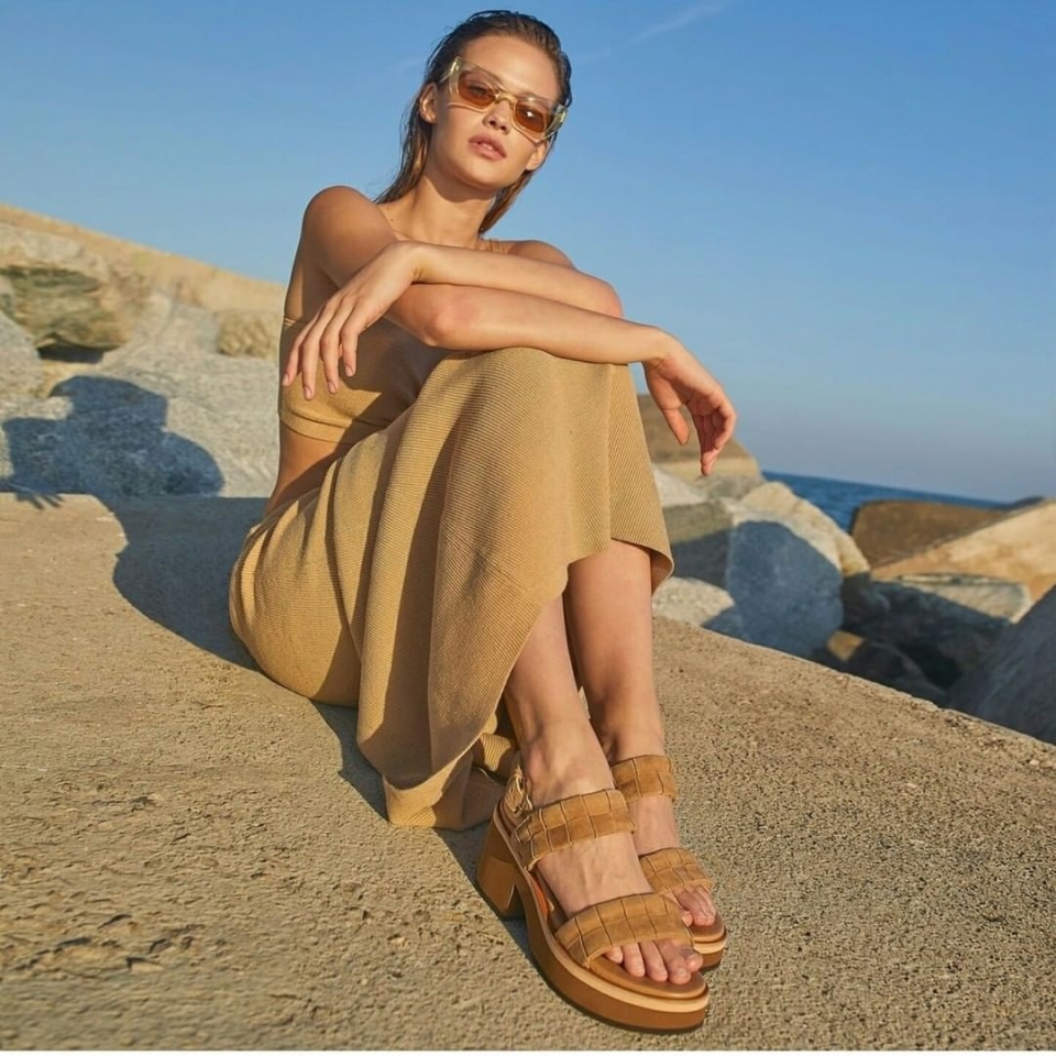Tus sandalias ➕️ cómodas y ➕️versátiles para todos los looks de verano ✨ . . #sandalia #sandalias #tendencia #estolo #piel #alpe #sandaliacamel #camel #sandaliapiel #comodidad #diseño #top #topverano #moda #barcelona #bcn #madrid #Italia #Portugal