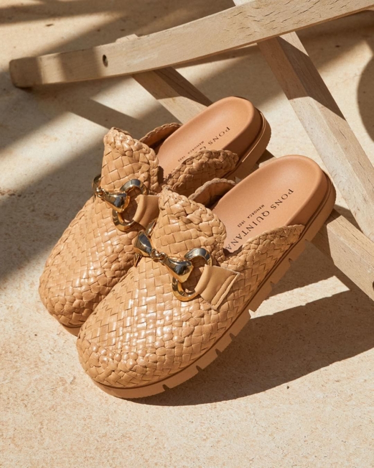 Aprovecha los últimos rayos de ☀️ y las últimas REBAJAS de #munne1941 . . #zuecos #ponsquintana #rebajas #sales #gucci #shoes #zapatos #clogs #verano #prefall #oferta #santvicençdelshorts #molinsderei #martorell #santfeliudellobregat #sanfeliu #sabadell #barcelona #madrid