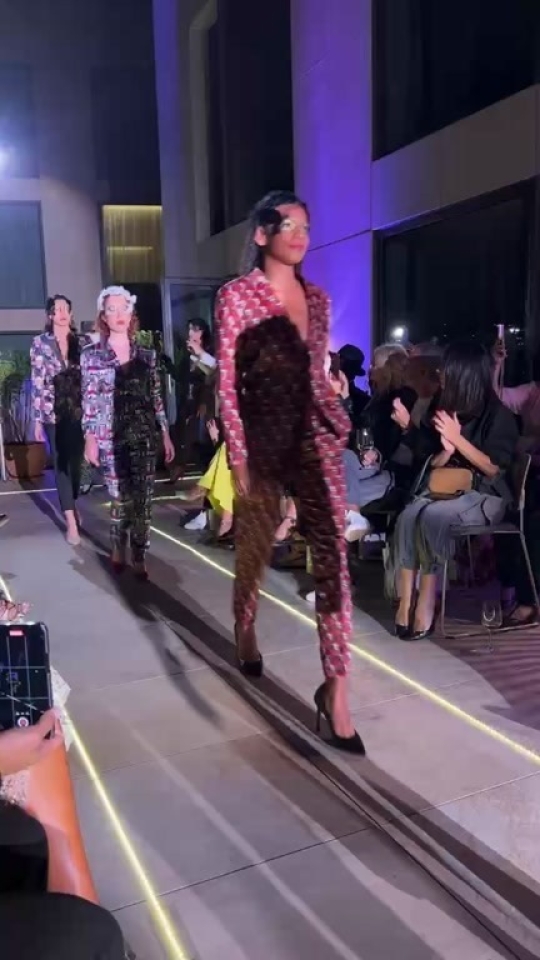 Colaboración Desfile Cápsula de @anthony_sanchez_couture . . @sitacarter @noemiviolinbarcelona @delfycosmetics @theworldkats @benditoestilorosa @maureymarc @lucrembandong @benditoestilorosa @lucrembandong