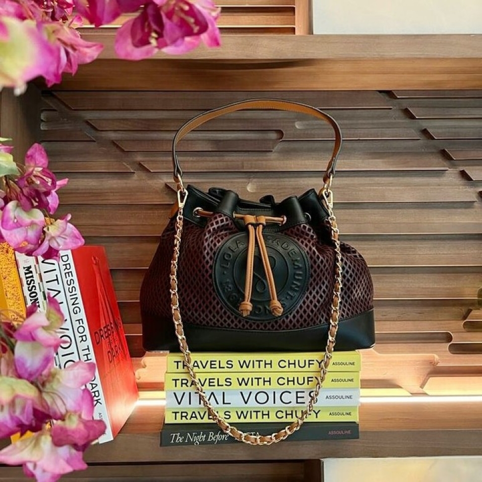 Feliz domingo ¿Qué planes tenéis para hoy? Nosotras os traemos un bolsazo que nos tiene *Solo disponible en tiendas físicas. . . #bolso #bolsoslola #lolacasademunt #multicolor #diseño #bolsodiseño #shopping #marca #tendencias #moda #musthave #admmunne #otoño #bcn #Barcelona #spain