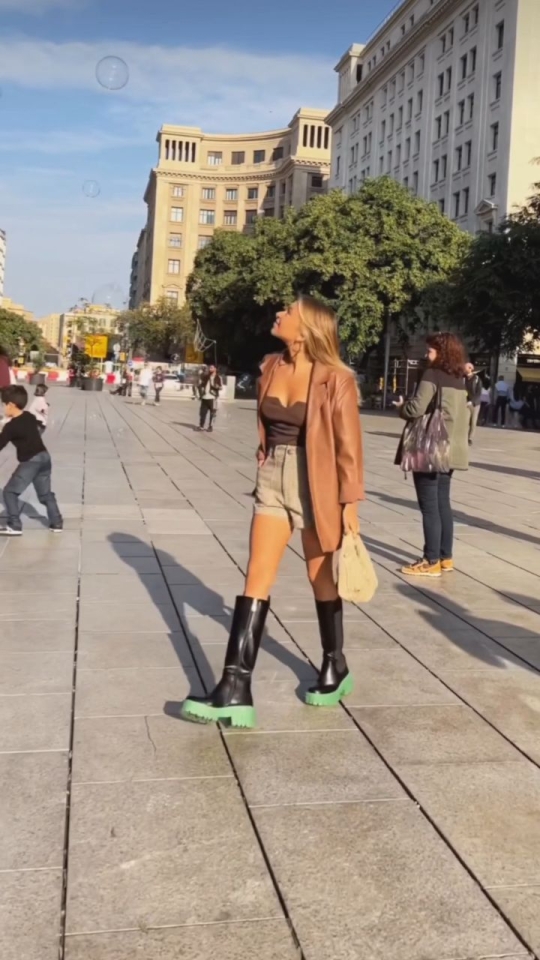 Boot Linda Llenas de estilo, inspiración y dulzura que marcará cada uno de tus pasos El detalle de la suela verde hace que sean perfectos para tus outfits, ¡no podemos parar de imaginar posibles combinaciones! . . #fw22 #madeinspain #looks #ootd #newcollection #bota #botalolacasademunt #lola #diseño #marca #multimarca #calidad #topventas #top #fashion #cool #chic
