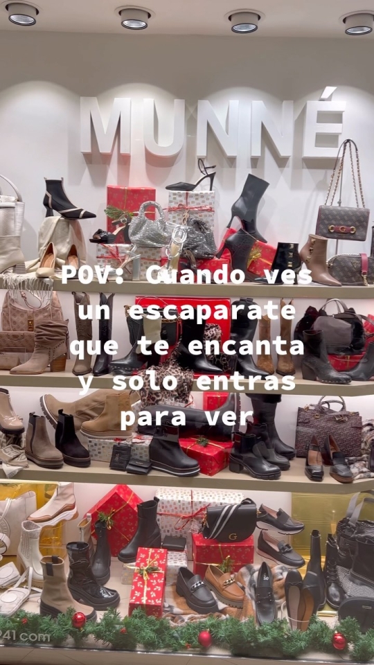 ¡Qué ganas de regalos! . Ganas de Navidad Tienda decorada Villancicos . #navidad #nadal #christmas #navidadmariacarey #regalos #caprichos #tentaciones #zapatillas #mantas #molinsderei