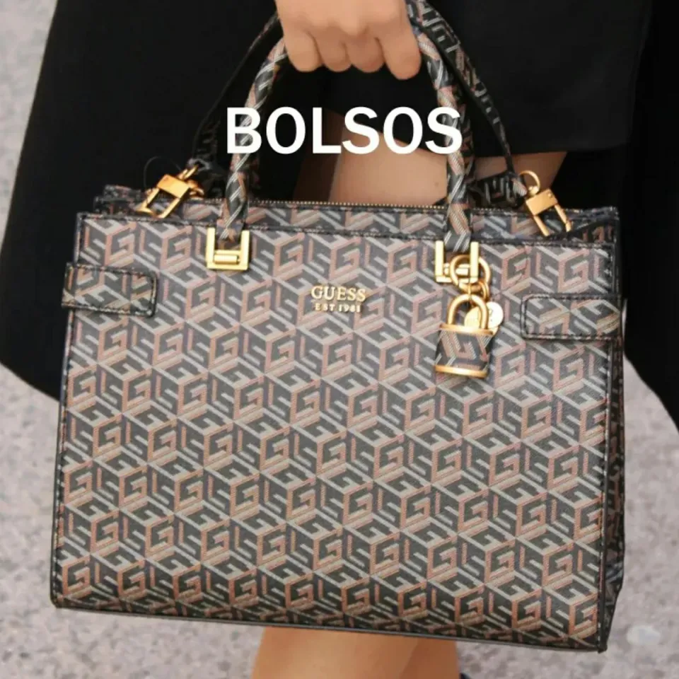 Descubre en nuestra web o tiendas los bolsos más bonitos de la temporada. Prepara tu lista de regalos para los reyes magos . . #bolso #tendenciabolsos #bolsosmultimarca #logo #top #diseño #bolsodiseño #shopping #marca #tendencias #moda #guess #musthave #admmunne #otoño #bcn #Barcelona #spain