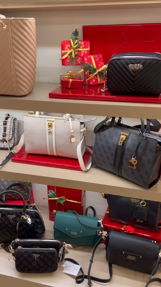 Nueva Colección NAVIDAD de bolsos GUESS . Regalos que nunca fallan . #bolsos #guess #nuevacoleccion #capsule #navidad