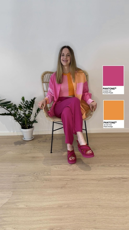 ¡Hola! Hoy te traemos un video de 4 looks diferentes combinados con 4 zapatos, cada uno con una combinación de 2 colores que los hacen únicos y versátiles. ¡Vamos a comenzar! Look 1: Para un estilo casual pero elegante, combina unas alpargatas fucsia y verdes con un outfit de falda midi sedosa y una blusa fucsia estampada para darle un toque de personalidad. Look 2: Para un look más urbano, elige unos zapatos de diseño de colores naranja y cereza con una chaqueta y top del mismo tono. Puedes optar por unos pantalones beige neutros para que suavice el look. Look 3: Si quieres un look más atrevido y llamativo, combina dos colores análogos, rosa y naranja. Zapatos fucsia con detalles naranja, top y sobrecamisa rosa y naranja y unos pantalones de hilo del mismo color que los zapatos. Agrega un bolso a juego para terminar el look espectacular. Look 4: Para un look más elegante pero atrevido a la vez, combina unos zapatos de color azul metalizado y fucsia con una americana fucisa y unos pantalones metalizados, súper en tendencia. ¡Y ahí lo tienes! Cuatro looks diferentes combinados con cuatro pares de zapatos de dos colores que puedes usar para diferentes ocasiones. ¿Cuál es tu look favorito? Cómentalo Look 1 Look 2 Look 3 Look 4