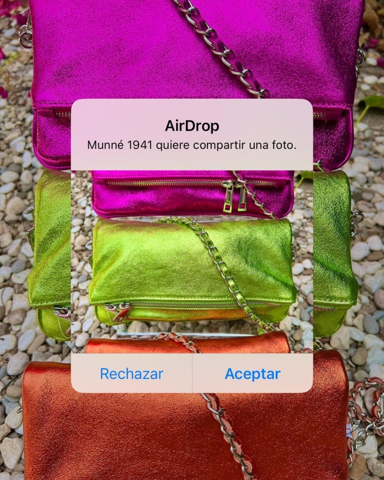 ¡Dale color a tu estilo con nuestros fabulosos bolsos! Si buscas complementar cualquier look, ya sea para eventos glamorosos, días de trabajo o simplemente para pasear, nuestros bolsos en tonos fuscia, verde y naranja son la elección perfecta. ¡Deja que tu personalidad brille con el encanto del fuscia! Este vibrante color añadirá un toque de audacia y feminidad a cualquier atuendo. Ya sea que vayas a una fiesta o a una reunión importante, serás el centro de atención con nuestro bolso fuscia, un verdadero accesorio de moda. El verde representa frescura y naturaleza, y con nuestros bolsos en tonos verdes podrás transmitir esa sensación a donde quiera que vayas. Ideal para cualquier ocasión, desde el trabajo hasta un día relajado en el parque, este color te mantendrá en sintonía con la moda y te hará destacar entre la multitud. Si buscas energía y vitalidad, no puedes dejar de lado el naranja. Nuestros bolsos en tonos naranjas te ayudarán a expresar tu espíritu aventurero y lleno de entusiasmo. Perfectos para tus salidas casuales o una tarde de compras, estos bolsos te acompañarán con estilo y originalidad. No importa a dónde vayas, nuestros bolsos en fuscia, verde y naranja se adaptarán a tu estilo y agregarán un toque de color a tus outfits. ¡No pierdas la oportunidad de marcar tendencia con estos accesorios imprescindibles! ¿Cuál es tu color favorito? Cuéntanos en los comentarios y descubre cómo nuestros bolsos pueden realzar tu look de una manera única. #BolsosDeColor #Fuscia #Verde #Naranja #EstiloÚnico #ModaActual #AccessoriosImprescindibles
