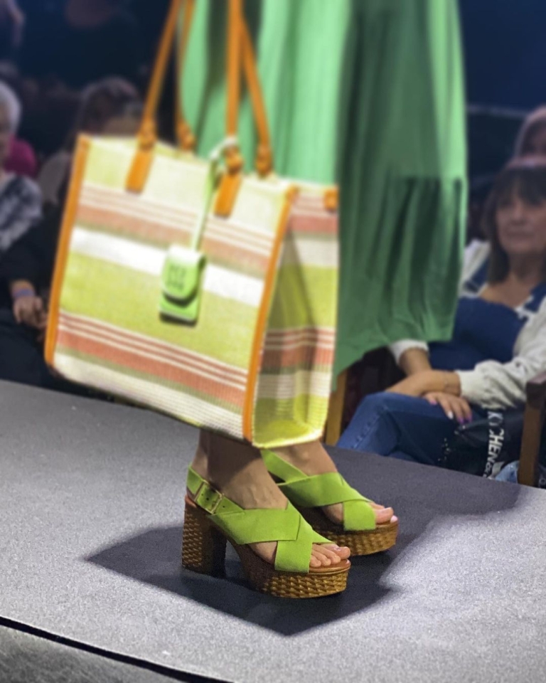 Las sandalias de las que todos hablan, sí, en color verde Sandalias con tacón y plataforma Planta de piel suuuper acolchada Tapan cualquier cosilla que nos moleste de nuestros pies Perfectas para cualquier ocasión, estas sandalias añaden un toque de sofisticación a cualquier outfit. ¡Combínalas con vestidos, faldas o pantalones y siéntete poderosa y a la moda! #Moda #Estilo #SandaliasVerdes #TacónConPlataforma #OutfitDelDía