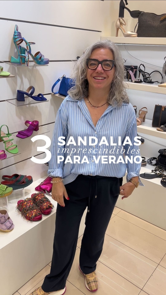 Tres Sandalias Imprescindibles para este Verano Te enseñamos sandalias para cualquier ocasión que vas a necesitar este verano, antes de nada, guarda este vídeo para cuando lo necesites 1 Sandalias de tacón con plataforma suuuuper cómodas y en todos los colores de moda Ideales para eventos y en tus looks diarios. 2 Sandalia de cuña con pedrería. Esta temporada las sandalias en tendencia te harán brillar aún más 3Sandalias griegas | Sandalias planas con el detalle de la moneda dorada en la pala. ¡Clase y comodidad para no quitártelas en todo el verano! #sandalias #sandaliasplanas #tendencia #sandaliasplataforma
