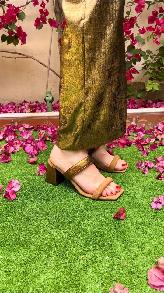 ¡Descubre las sandalias más versátiles que necesitas en tu vida! ¿Quieres comodidad en tu día a día? Nuestras sandalias son perfectas para pasear por la ciudad o relajarte en un café. ¿Necesitas un look profesional en el trabajo? Nuestras sandalias te brindarán estilo y confianza en cada paso. ¿Buscas destacar en eventos especiales? Nuestras sandalias son el complemento perfecto para lucir radiante y estar lista para cualquier ocasión. Y lo mejor de todo, ¡tenemos una amplia gama de colores para que elijas el que más te guste y se adapte a tu estilo! No pierdas más tiempo, visita nuestra página web y descubre la versatilidad de nuestras sandalias. ¡No te arrepentirás! Munné1941, tus sandalias versátiles para cualquier ocasión. ¡Compra ahora y marca tu estilo!