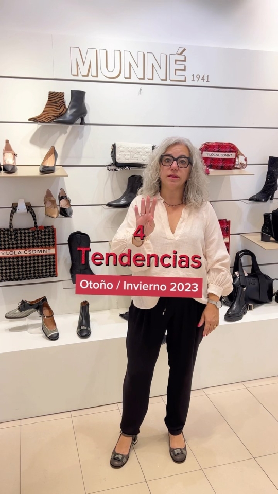 4 TENDENCIAS en ZAPATOS para esta temporada OTOÑO-INVIERNO 1 Esta temporada los MOCASINES son un must-have, tanto en suela gruesa como en tacón fino o ancho. 2 Con apariencia clásica y elegante, vuelven las MARY JANE, con un diseño atemporal y versátil. Esta temporada las veremos estilo salón y con correa en el empeine. 3Si no tienes BOTAS COWBOY, este año es tu oportunidad. Las veremos en todas sus variantes: altas, bajas, básicas, extremadas, con colores, etc. 4 Este año todo es BRILLO, tanto en charols brillantes como pedrería. Síguenos para más tendencias #Tendencias #TendenciasZapatos #temporadaAW23 #temporadaFW23 #mocasines #maryjane #cowboyboots #camperas #cowboy #brillo #pedreria