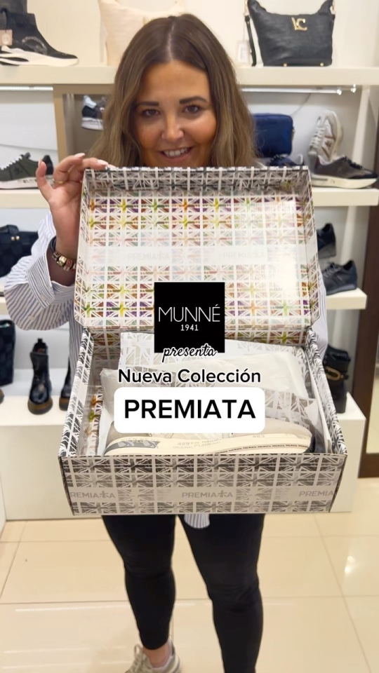 DEPORTIVAS PREMIATA Os presentamos la NUEVA COLECCIÓN de otoño/invierno 23 de las DEPORTIVAS PREMIATA. Estas deportivas se caracterizan por su diseño vanguardista que redefine el estilo urbano, con detalles meticulosos y comodidad excepcional en cada paso. No te quedes sin ellas Las puedes encontrar en nuestras tiendas y en nuestra página web #newcollection #premiata #deportivas #deportivaspremiata #fw23