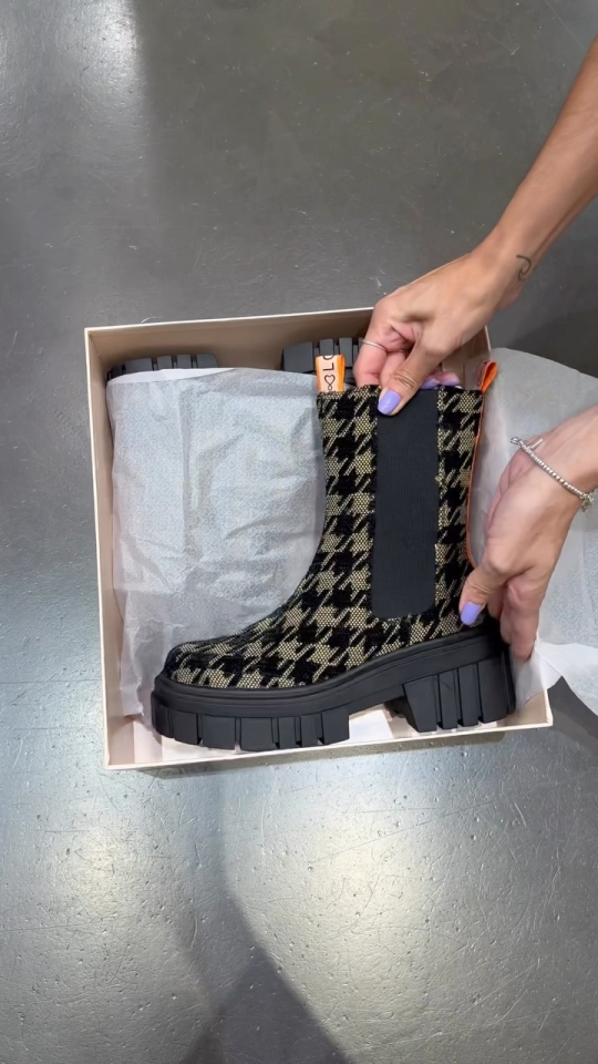UNBOXING Os enseñamos algunos de los zapatos de esta nueva colección, ya disponibles en nuestras tiendas y web ¿Cuál es vuestro favorito? #Tendencias #TendenciasZapatos #temporadaAW23 #temporadaFW23 #mocasines #cowboyboots #camperas #cowboy #brillo