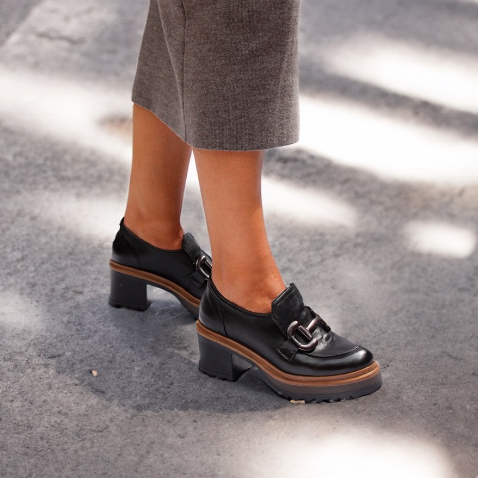 ¿Vuelta al trabajo y no sabes qué ponerte? Te presentamos tu mejor amigo esta temporada, ¡los mocasines! Este año, los mocasines son la mejor opción para el entretiempo. Te visten más que unas deportivas, no dan calor y te mantienen súper cómoda. #ModaMocasines #EntretiempoEstiloso #ComodidadElegante #loafers #barcelona #oficina #vueltaaltrabajo #zapatos #donosti #sabadell