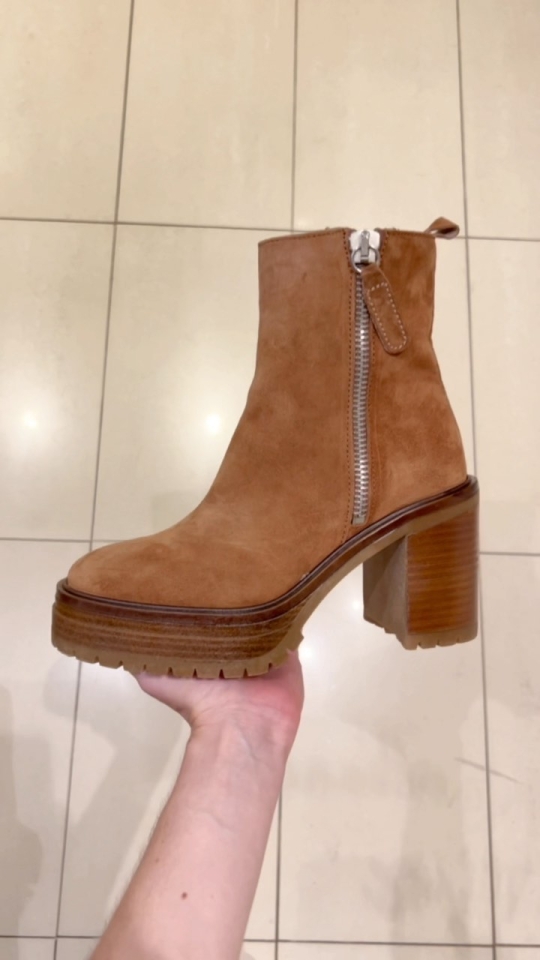 Siempre es necesario un botin básico que te combine con todos tus looks ¿Cuál es tu básico favorito? Comenta: 1. Con tacón (Siempre diva) 2. Tobillero (Cowboy) 3. Con cordones (Viva la comodidad) 4. Con hebillas (Me gusta complicarme) #botas #botines #basicos #nuevacoleccion #botasmujer #botinesante #botinesserraje