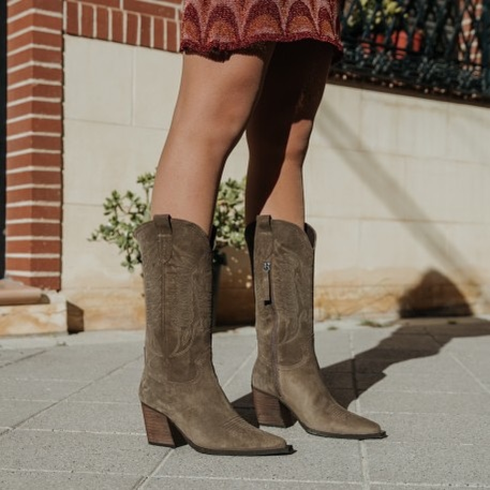 TREND ALERT Por si aún no había quedado claro, sí, este es el año, tienes que verlas puestas tú misma. Ven a nuestras tiendas cerca de Barcelona y encuentra las botas camperas que estabas buscando. BOTAS COWBOY / CAMPERAS / VAQUERAS