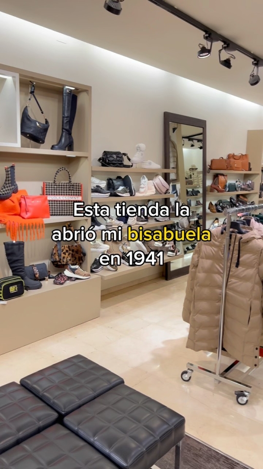 ¿Quieres saber cómo empezó Munné1941? Te contamos el inicio de nuestra bonita historia de negocio familiar. Todo se remonta a 1941, cuando mi bisabuela decidió vender alpargatas en su propia casa Luego, mi abuela dio un giro total al negocio y convirtió una pequeña alpargatería, en una zapatería de moda referente. ¿Cómo continua la historia? Síguenos para descubrirlo