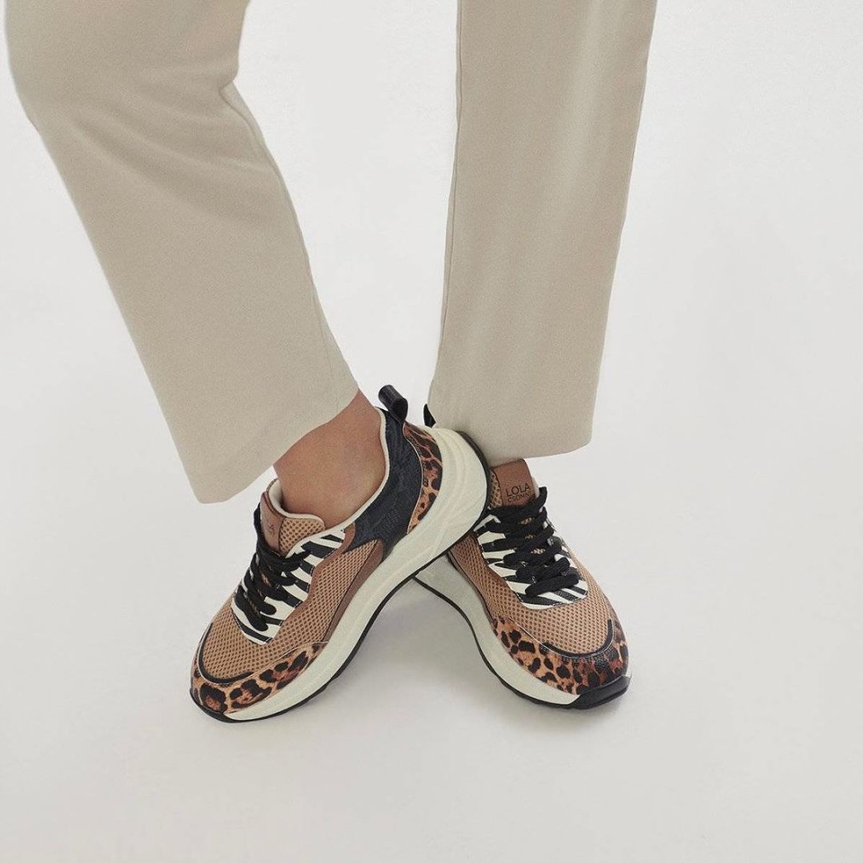 El animal print es un clásico atemporal que eleva cualquier look básico. Estas deportivas de Lola Casademunt en animal print beige y negro son el toque perfecto para darle vida a tu estilo. #LolaCasademunt #EstiloAtemporal #AnimalPrintElegante