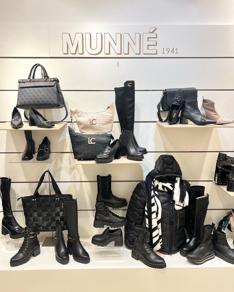 Descubre el mundo del estilo y la elegancia en cada paso que das. Esta es nuestra tienda de Molins de Rei. Encontrarás una selección exclusiva de botas, botines, mocasines y chaquetas de alta calidad. ¡Camina con confianza y sofisticación! #ModaEnMolinsDeRei #CalzadoDeCalidad #EstiloElegante