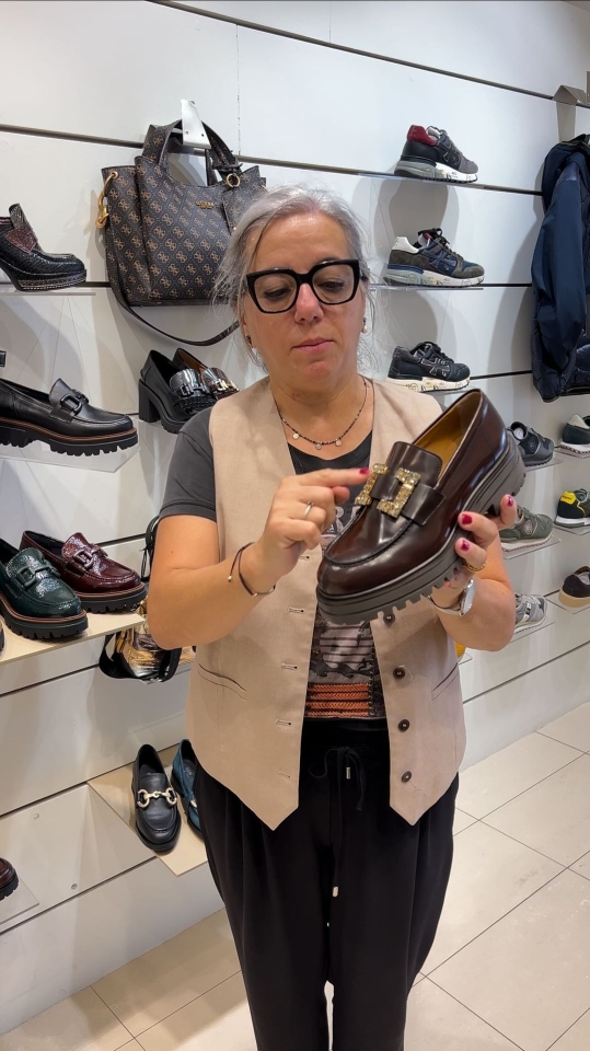 ¿Buscas los mocasines perfectos para esta temporada? ¡No te pierdas nuestro directo el martes a las 21:30h en Instagram! Te mostraremos los modelos ideales para cada tipo de pie y podrás comprarlos al momento. ¡Prepárate para caminar con estilo y comodidad! #MocasinesParaTodos #EstiloYComodidad