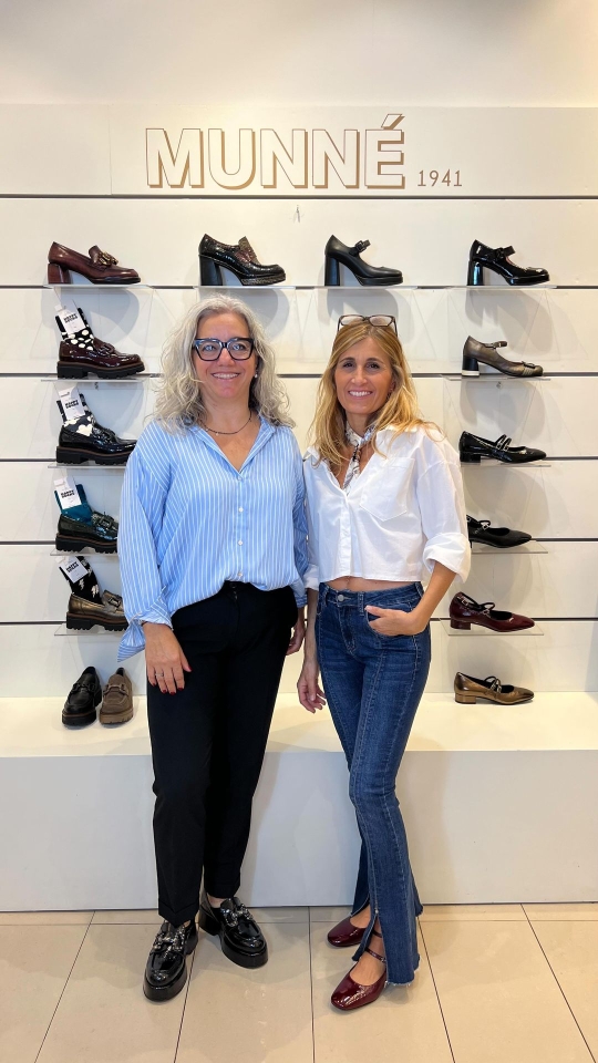 DIRECTO MOCASINES + MERCEDITAS Descubre la nueva moda de zapatos de la mano de Isabel y Marta ¿Quieres salir de las sandalias y los deportivos pero sin perder comodidad? Aquí te enseñamos muchisimas opciones para cada estilo de la nueva tendencia de la temporada: Mocasines y Mary Janes.