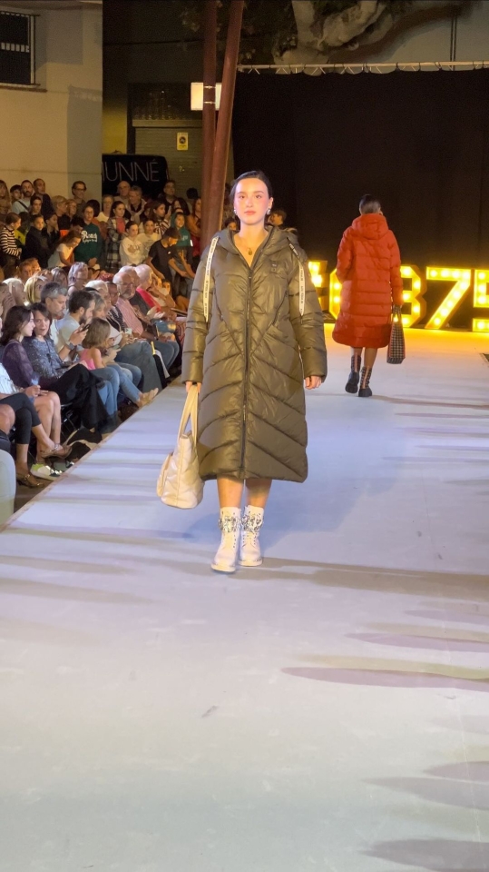 DESFILE DE MODA #08750 Como hacer dos looks muy diferentes con un mismo abrigo, y por cierto, menudo abrigo! Usa botas para verte con más fuerza y atrévete con los mocasines para hacer un look más chic. ¿Te apuntas a la tendencia de calcetines blancos? Total Look Munné1941 - Abrigo - Botas / Mocasines - Bolso