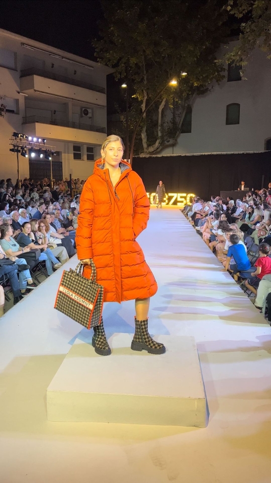 Dos de la temporada: 1- Es increíble lo que os ha gustado este conjunto de Lola Casademunt con nuestra chaqueta naranja 2- Por más reposiciones que hacemos siempre agotais esta bota campera súper increíble Alucina cómo le queda este abrigo blanco! #botascowboy #lolacasademunt #totallook #orange #abrigoblanco #desfile #desfiledemoda #desfilada08750
