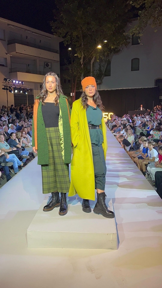 Desfile #08750 Ropa increíble de: @tramamoda @sassybcn @verdpomamolins Encuentra calzado para todos los estilos de moda en @munne1941 ¿Cuál es tu look favorito? Comenta y te leemos