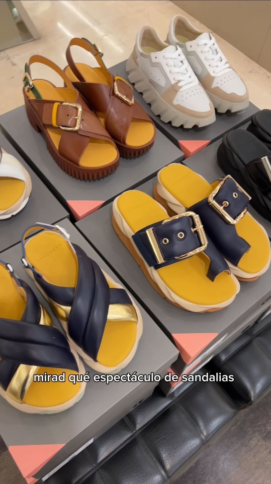 Recién llegada a nuestras tiendas y web la Nueva Colección de sandalias 4CCCCEES Es increíble cómo estais viniendo a por ellas! Las que os habeis probado unas, no hace falta decir nada Y para las que soys nuevas y os gustan los diseños de zapatos diferentes, deciros que es como andar por las nubes (literalmente). Comenta cuál es tu modelo favorito