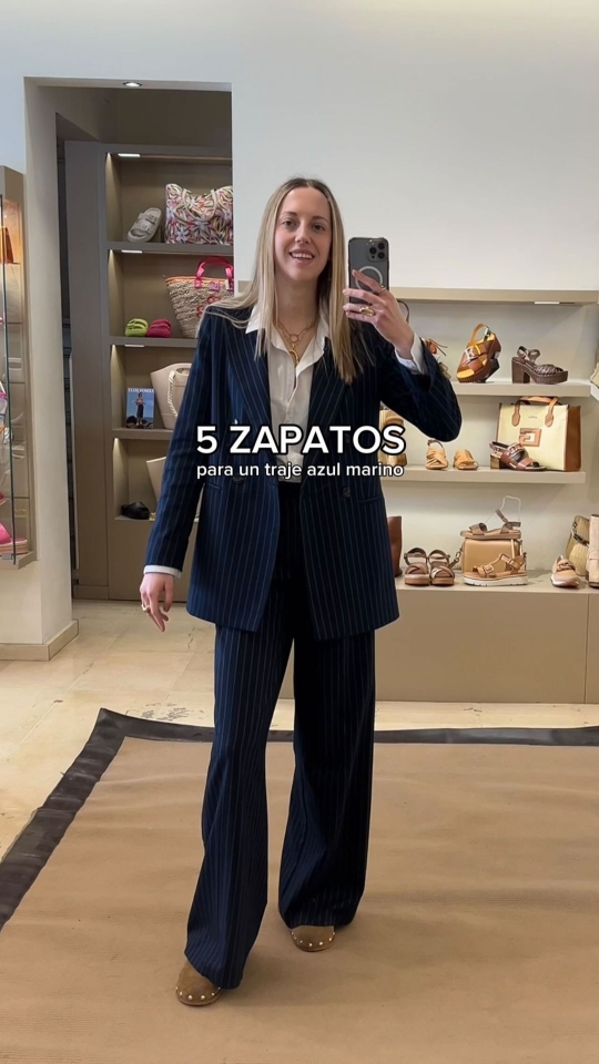 ¡Descubre 5 opciones irresistibles de zapatos con bolsos a juego para tu traje azul marino! Desde el lujo silencioso hasta atreverse con los colores combinados, hay un cojunto para cada estilo. ¿Cuál es tu favorito? Déjanos tu opinión en los comentarios