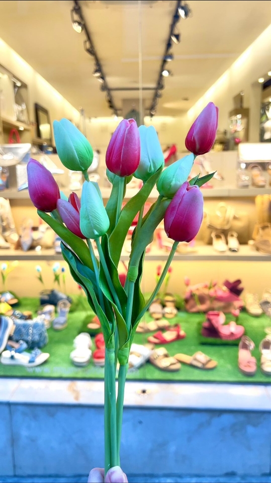 Este Día de la Madre, nosotros ponemos las flores, pero el regalo especial eres tú. Celebra el amor incondicional con un toque de sorpresa en tu regalo. #DíaDeLaMadre #Regalo #tulipanes #flores